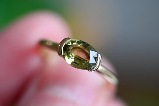 Bague saphir ovale semi-clos