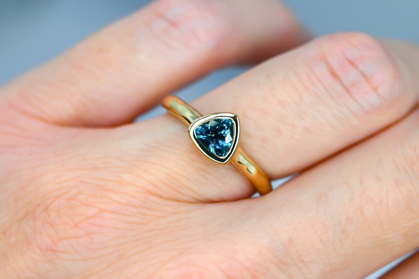 Bague Nomade saphir trillion bleu jeans