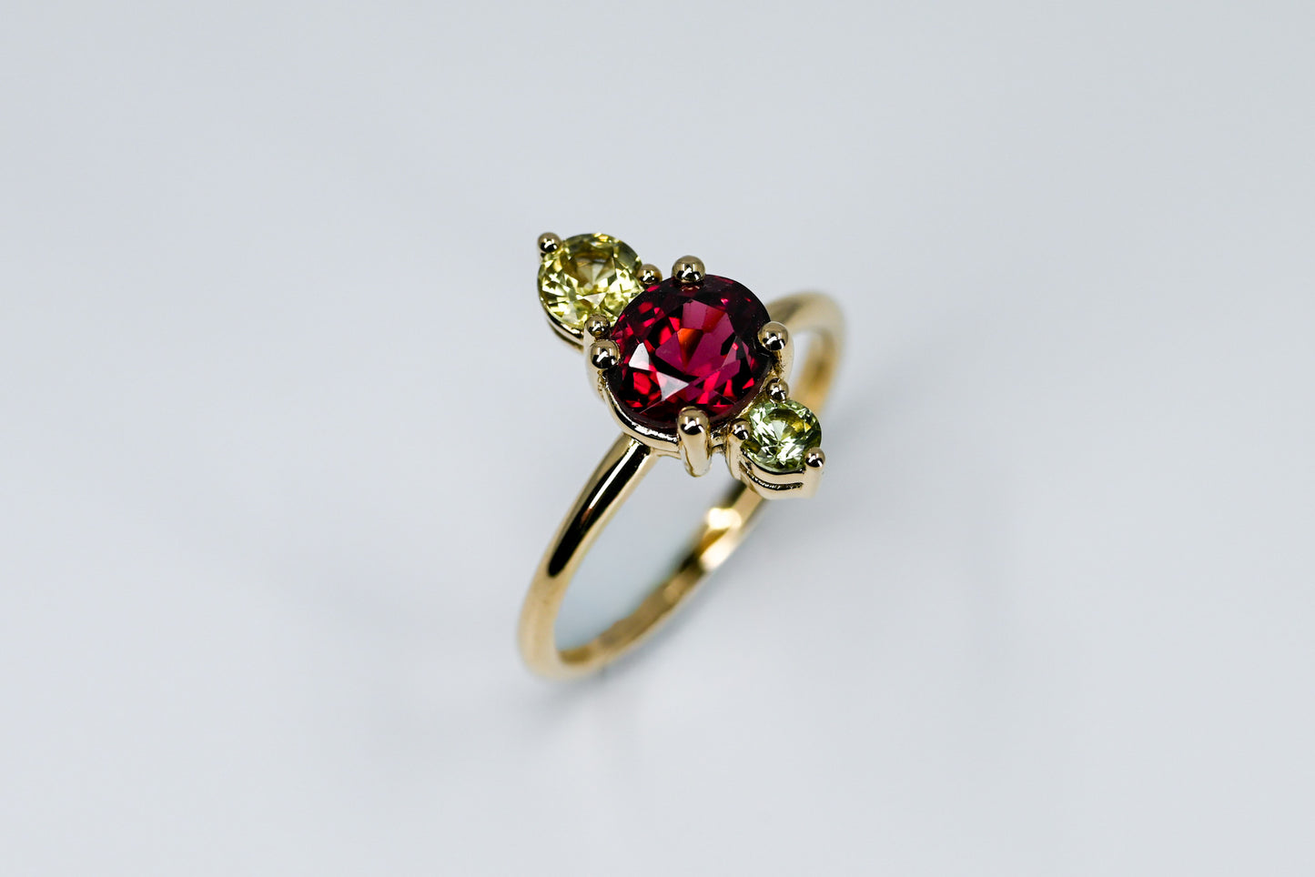 Bague trilogie rhodolite, saphir et tourmaline