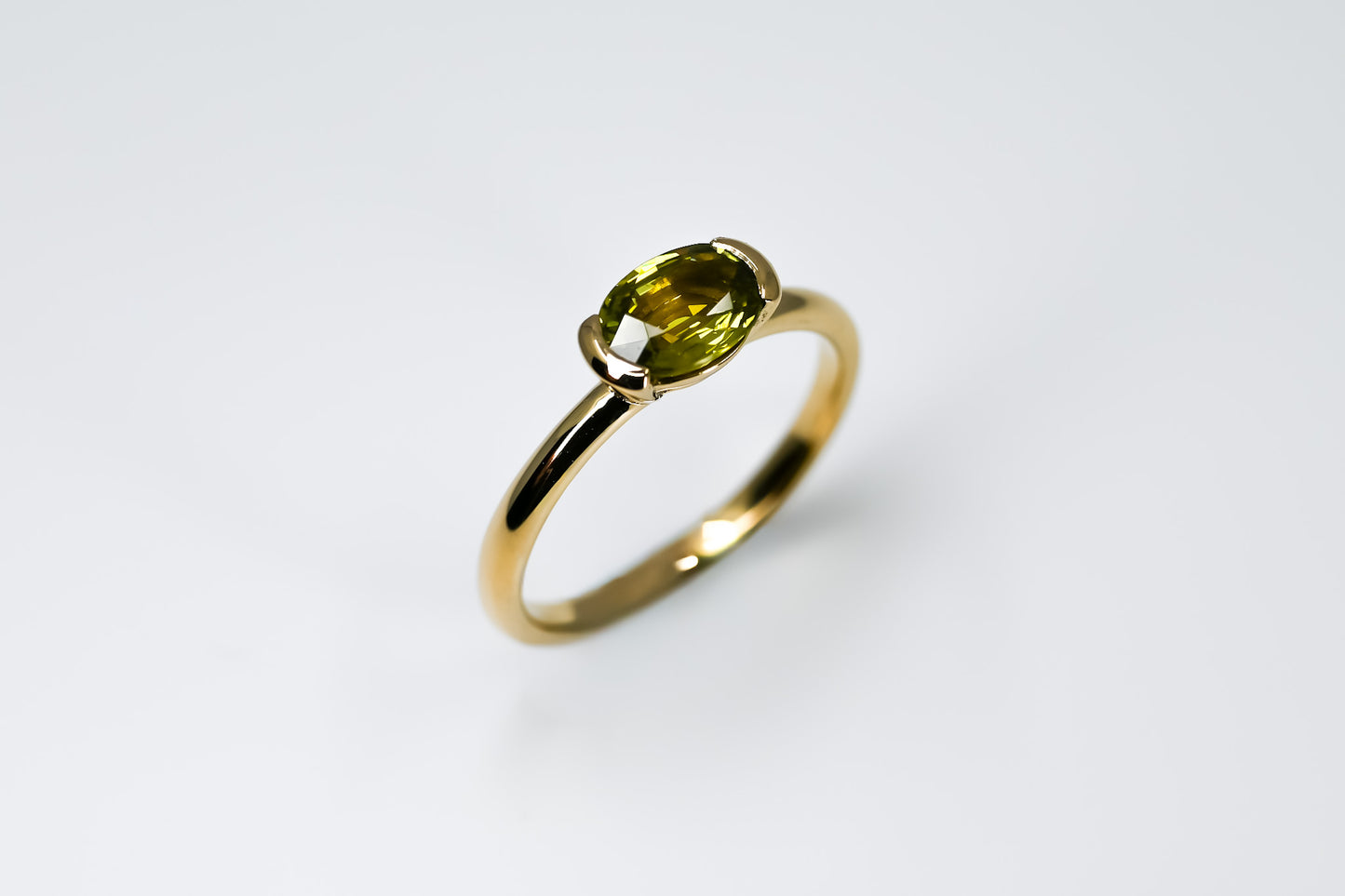 Bague saphir vert ovale semi-clos