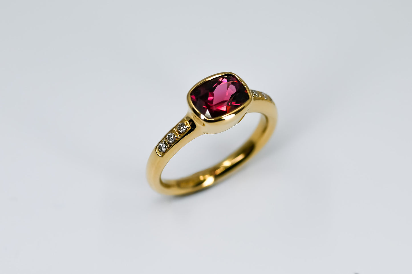 Bague Regio 18k, grenat rhodolite et diamants