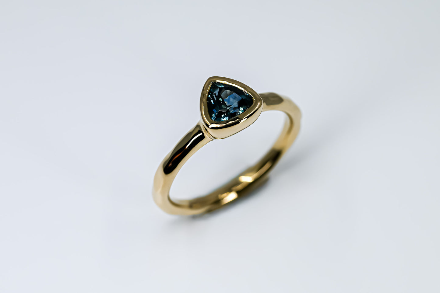 Bague Nomade saphir trillion bleu jeans
