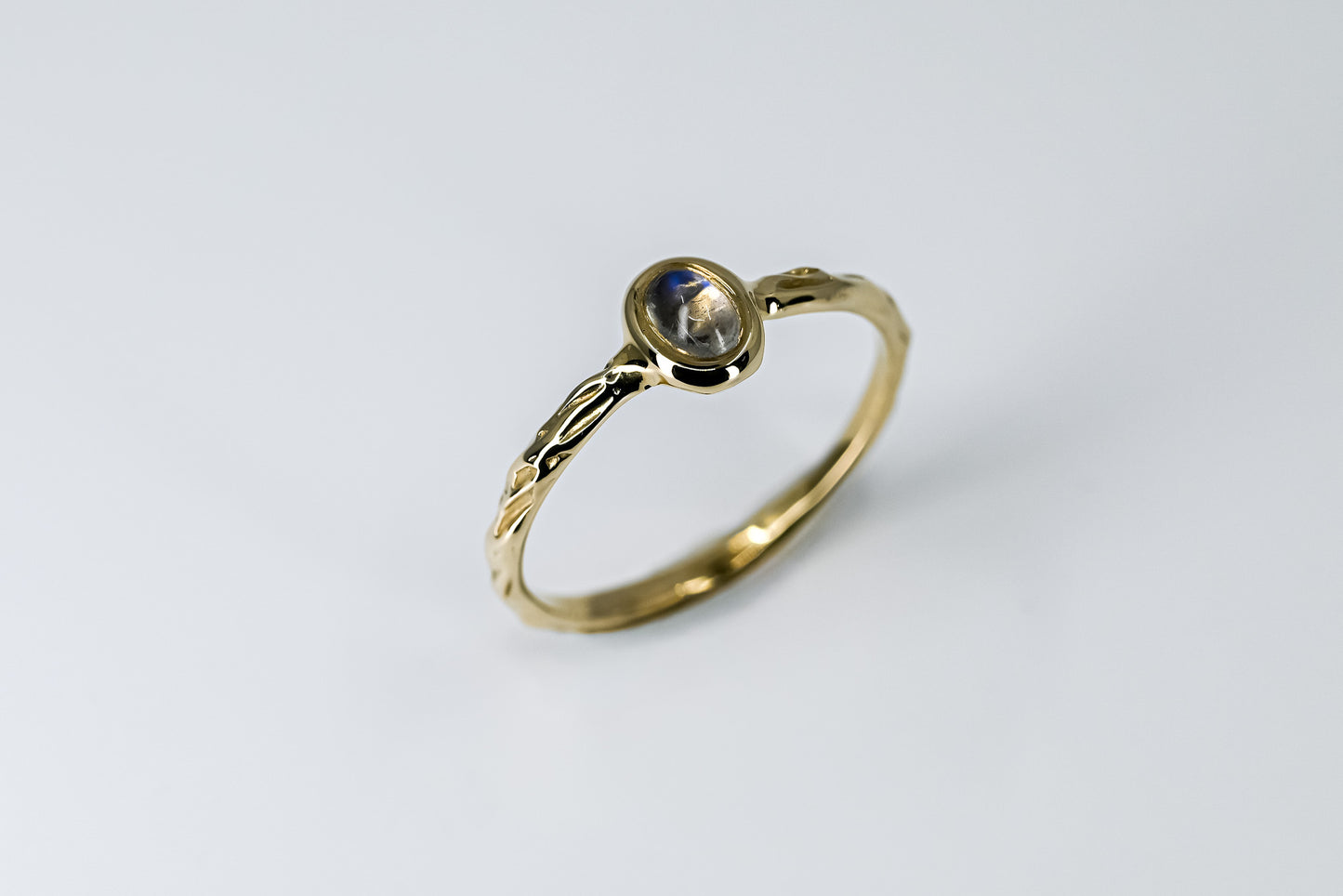 Bague Bosco petite pierre de lune arc-en-ciel