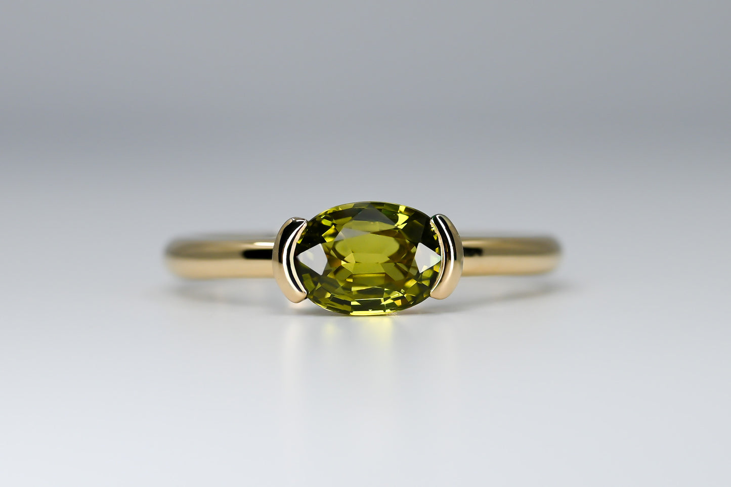Bague saphir vert ovale semi-clos