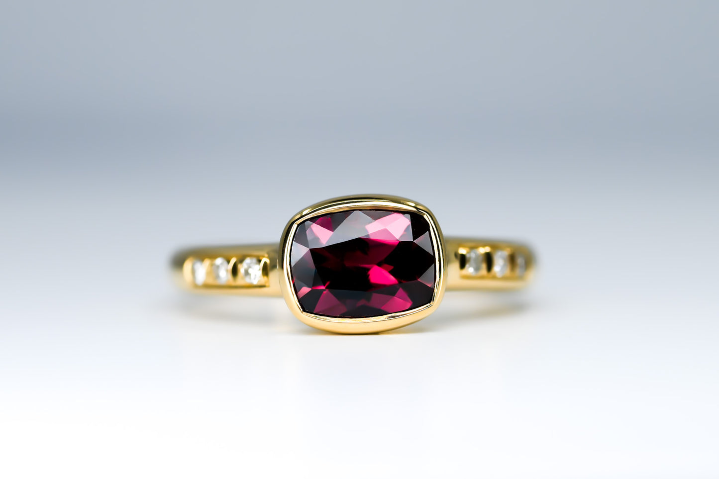Bague Regio 18k, grenat rhodolite et diamants