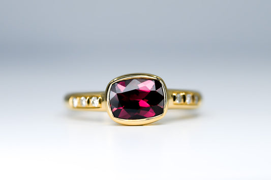 Bague Regio 18k, grenat rhodolite et diamants