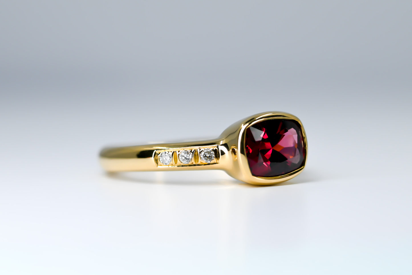 Bague Regio 18k, grenat rhodolite et diamants