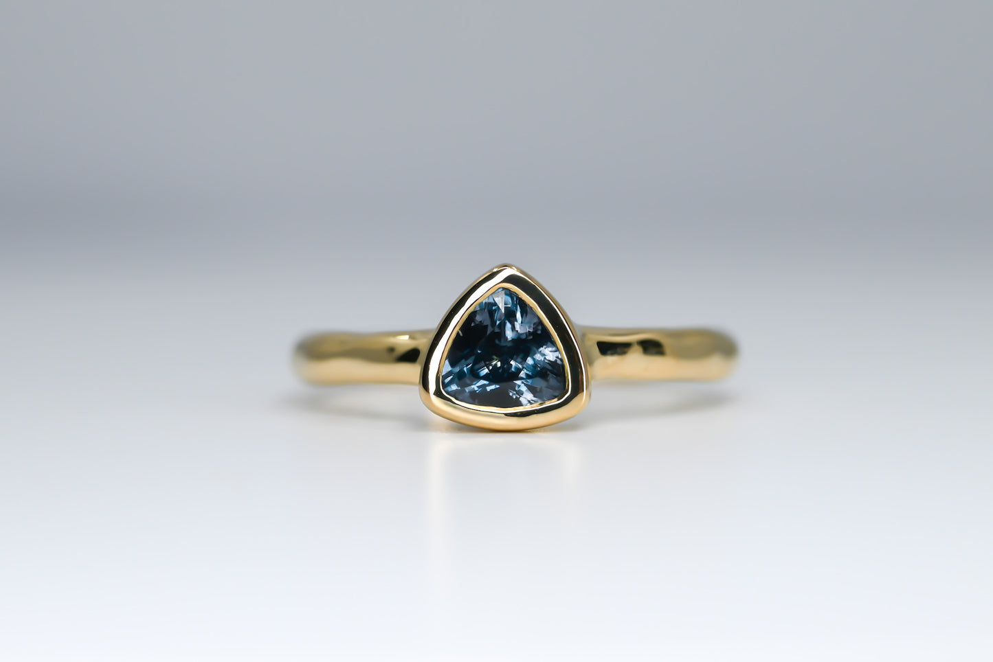 Bague Nomade saphir trillion bleu jeans