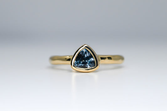 Bague Nomade saphir trillion bleu jeans