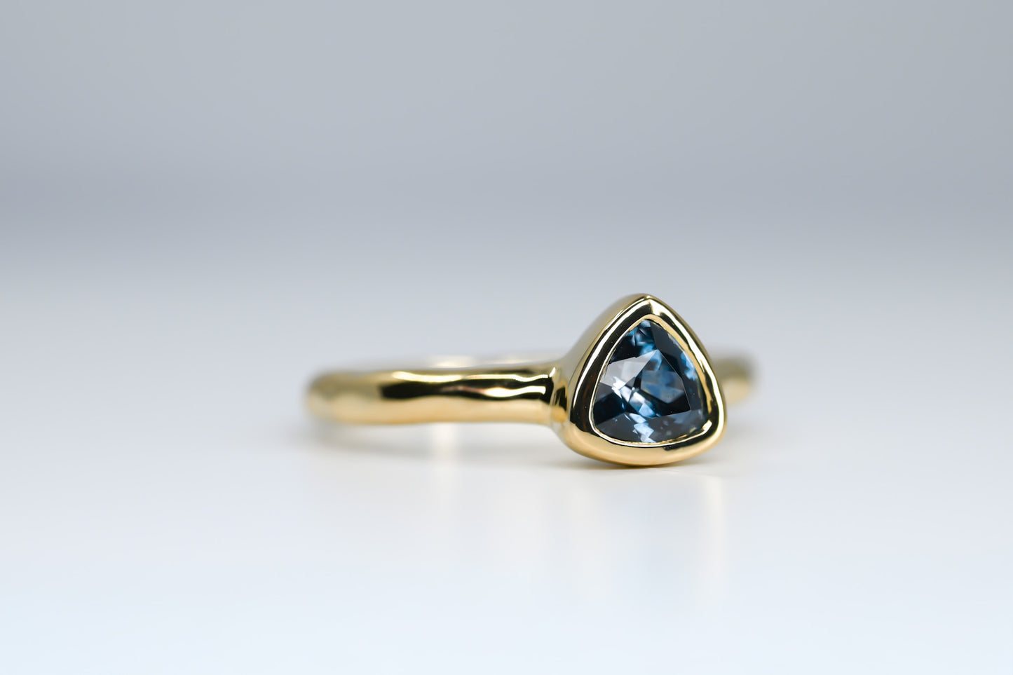 Bague Nomade saphir trillion bleu jeans