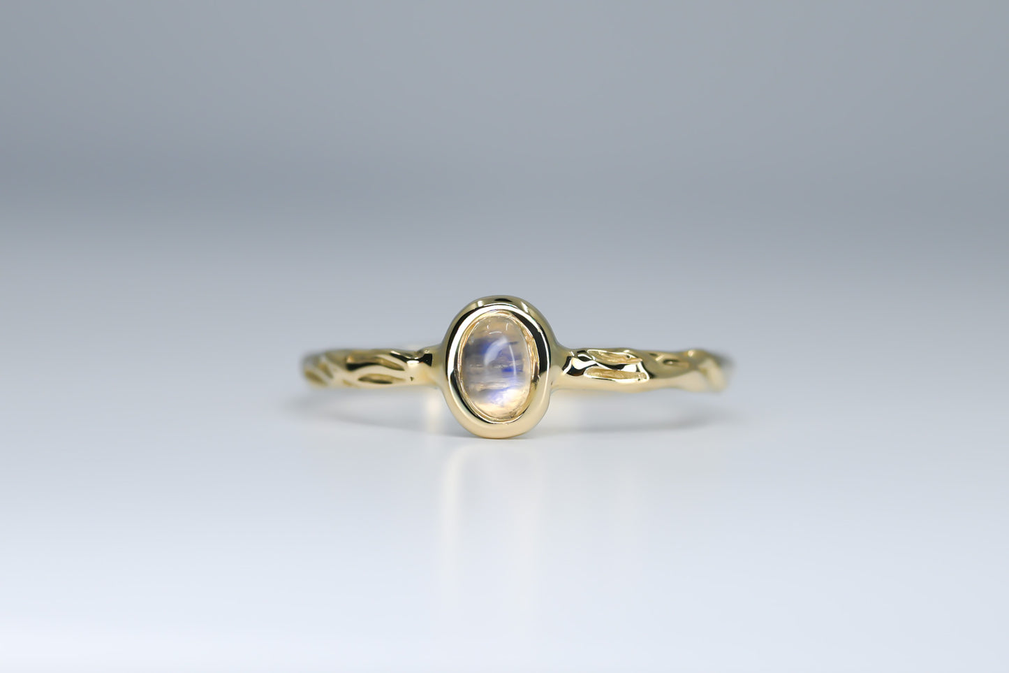 Bague Bosco petite pierre de lune arc-en-ciel