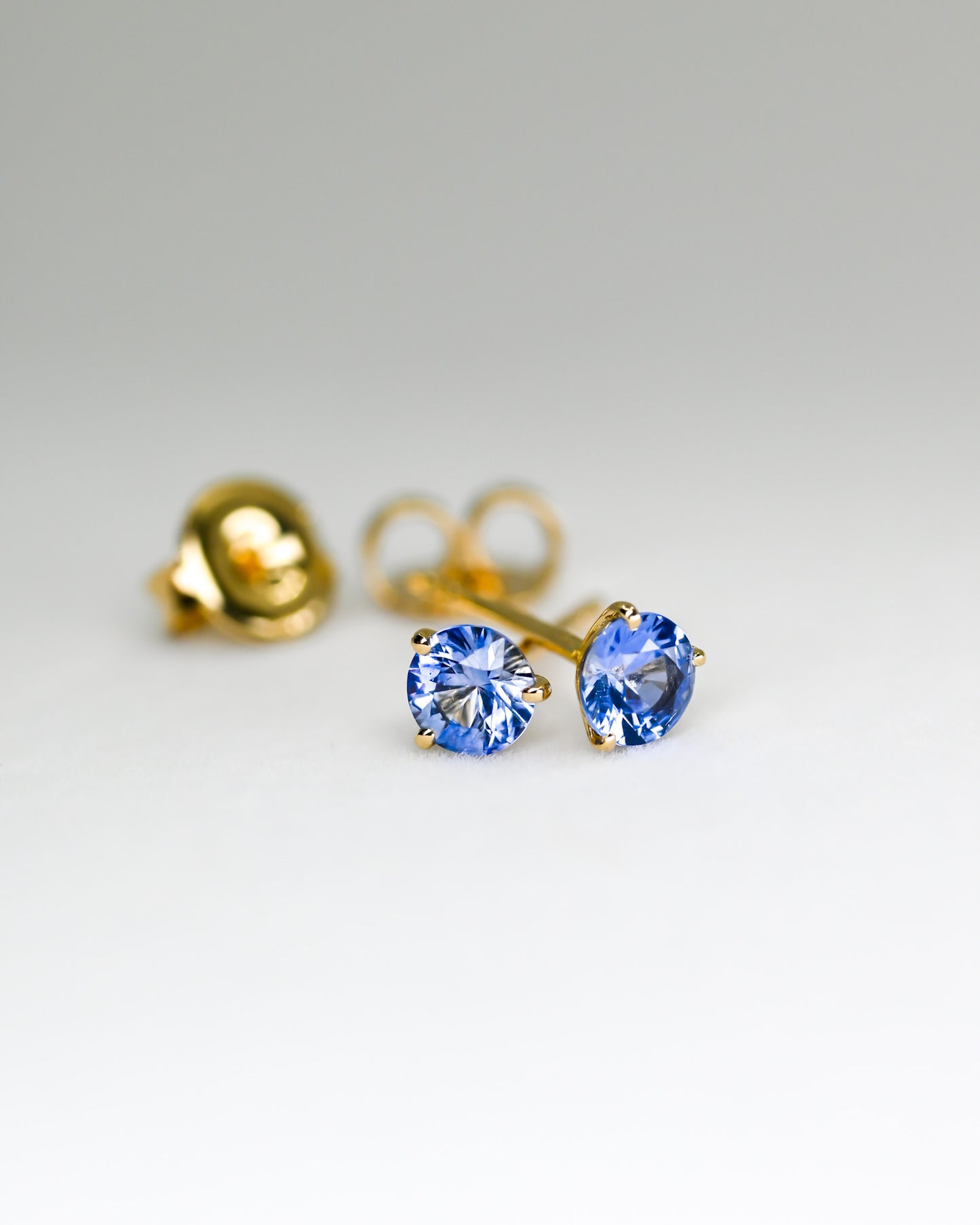 Boucles d'oreilles saphirs bleus pâles