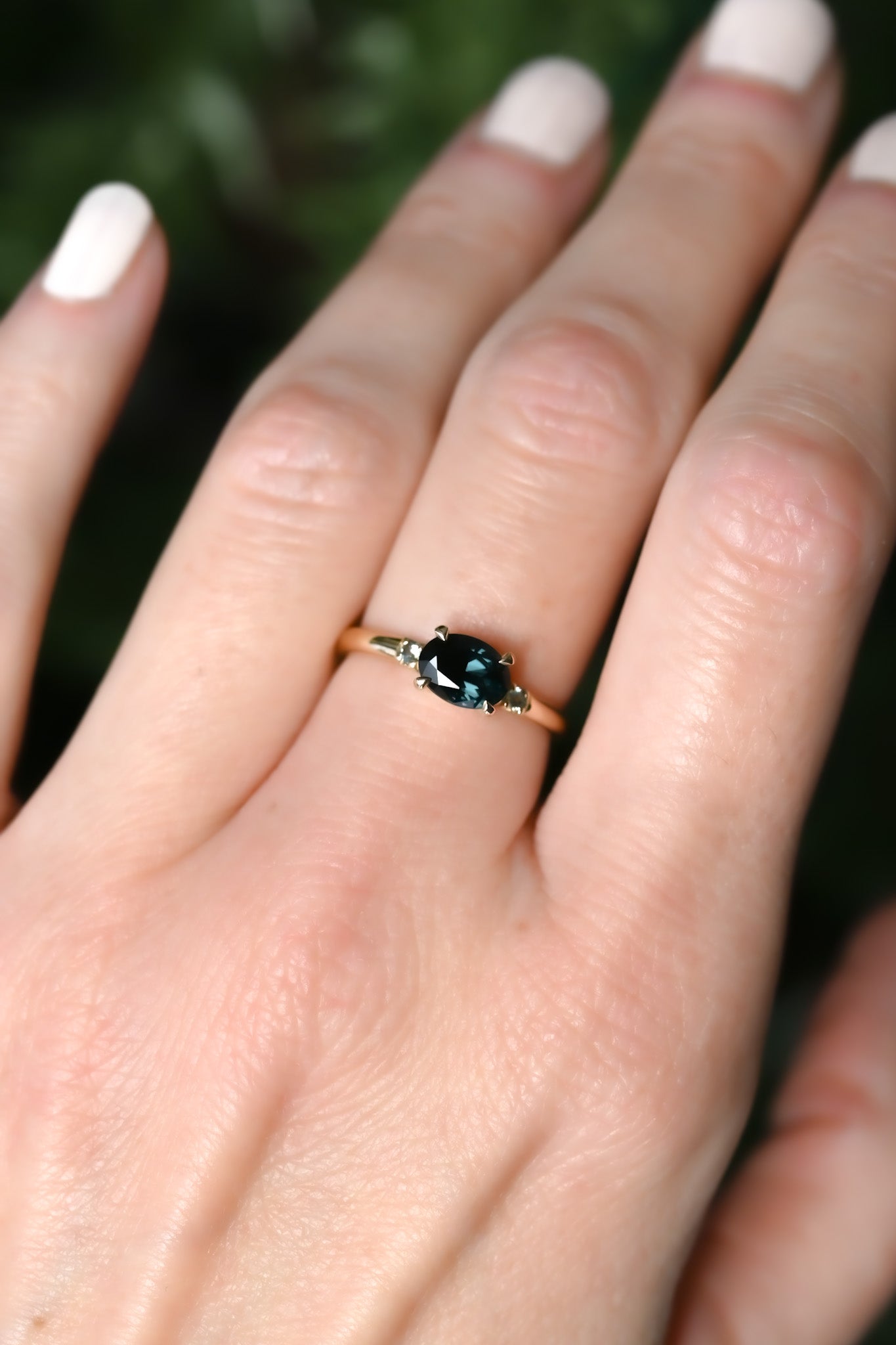 Bague spinelle sarcelle et saphirs