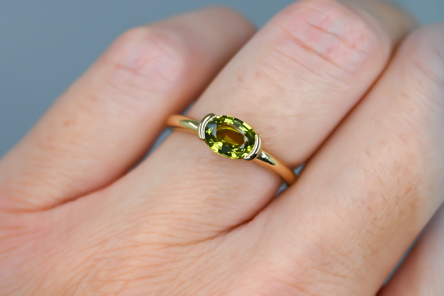 Bague saphir vert ovale semi-clos