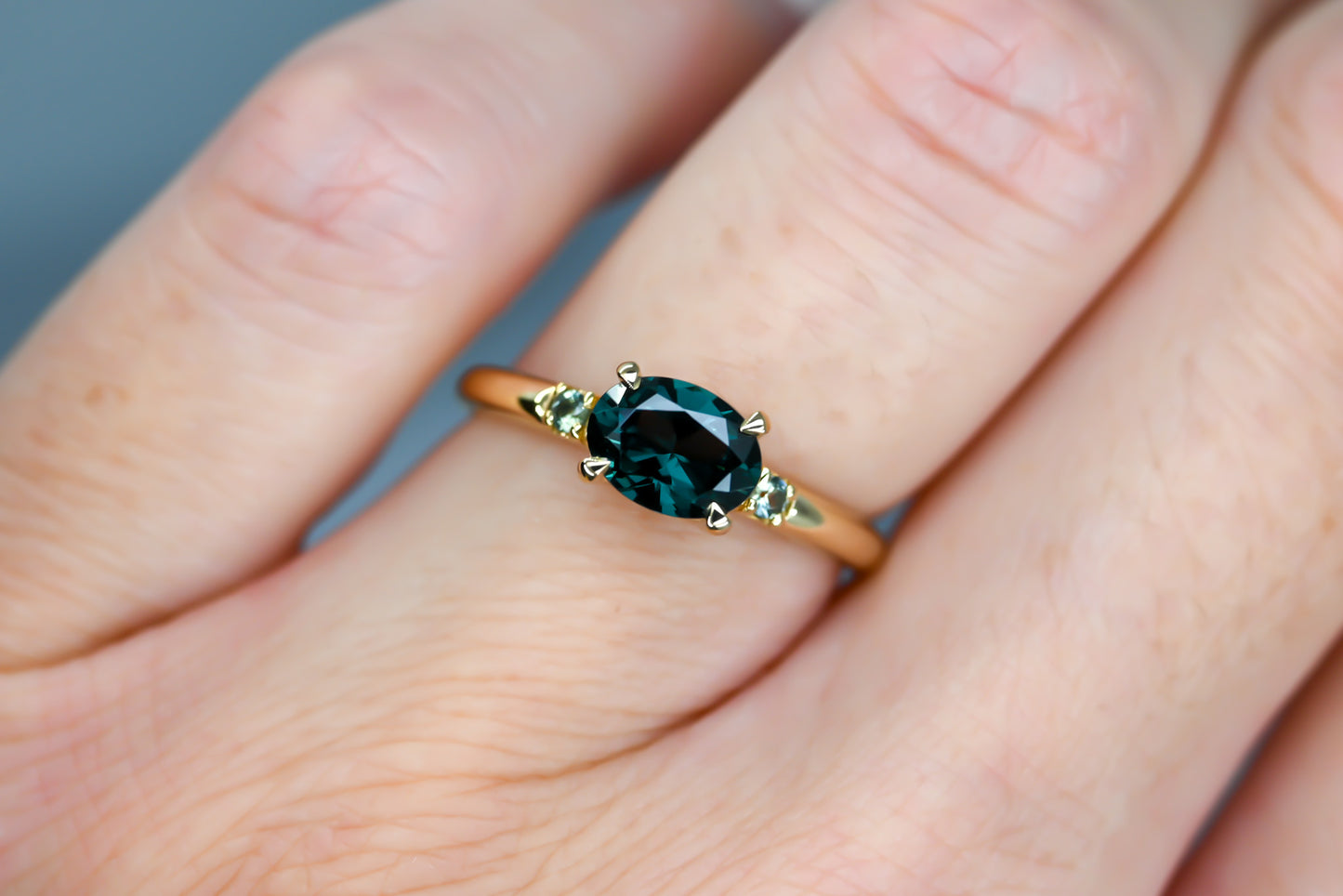 Bague spinelle sarcelle et saphirs