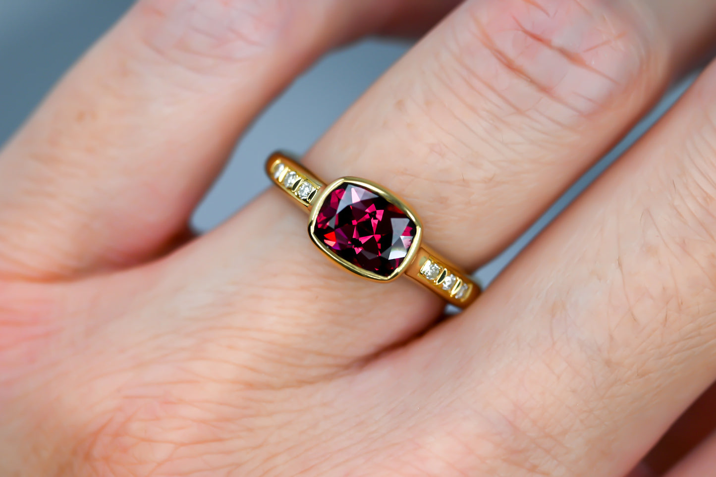 Bague Regio 18k, grenat rhodolite et diamants