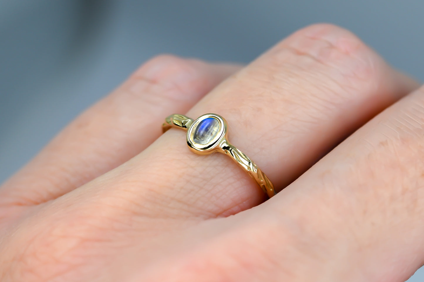 Bague Bosco petite pierre de lune arc-en-ciel